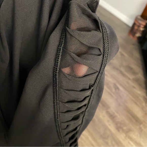 Lululemon Sunshine Salutation crops size 6 side mesh fabric panels - Picture 6 of 7